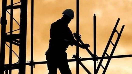 داربست فلزی نمای ساختمان تابلو بنرهای تبلیغاتی جهان نما قربانی در کاشان اصفهان